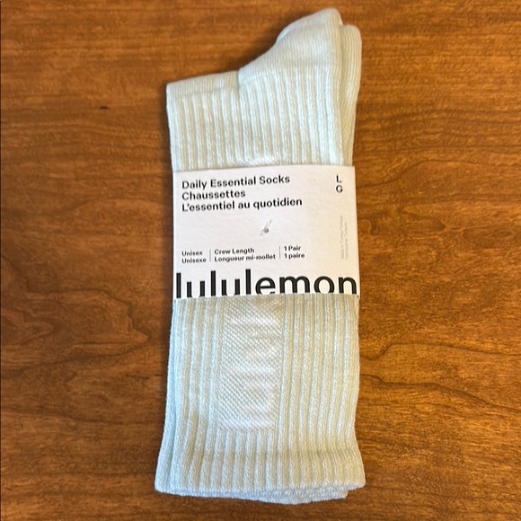lululemon athletica Daily Essential crew length Socks - Light Green NWT - Picture 1 of 5